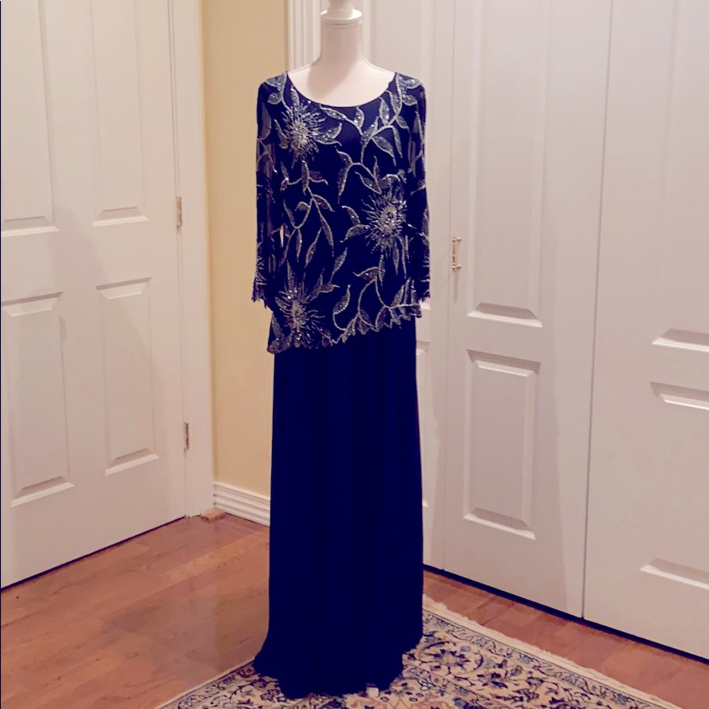Maxi Long sleeve navy gown. Size 18 detail top